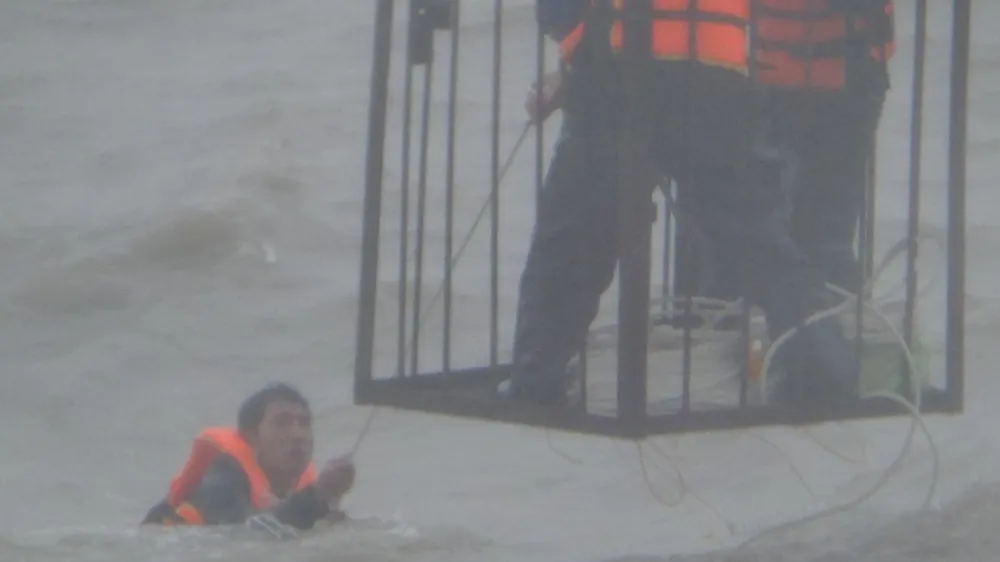 Cứu 8 công nhân bị chìm xà lan trên biển ảnh 1